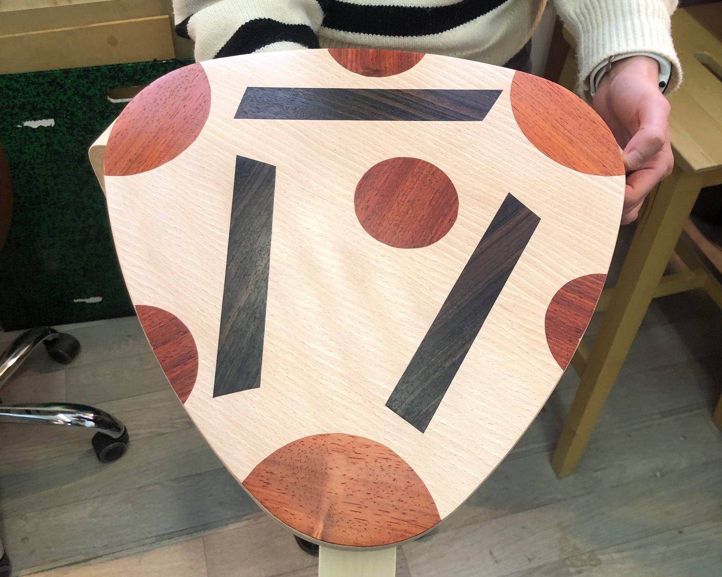 Décorez votre tabouret en marqueterie contemporaine