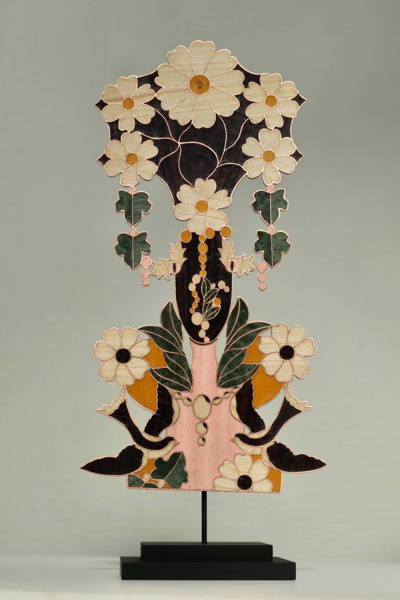 Masque Nid intérieur en marqueterie cloisonnée bois et cuivre sur socle – Atelier Nathalie Melon