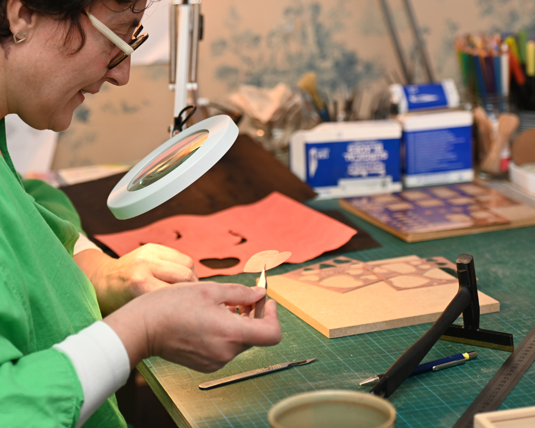 Vue détaillée de l'artisanat en action à l'Atelier Nathalie Melon. Chaque projet sur mesure en marqueterie cloisonnée est façonné avec précision et passion, combinant bois et métaux pour des créations uniques.