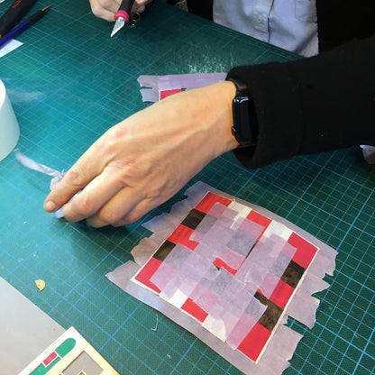 Étapes d’assemblage des placages en marqueterie pour un dessous de verre unique, dans un atelier de 3 heures.