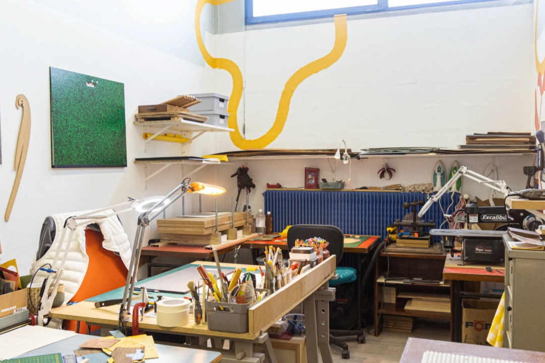 Vue intérieure de l’Atelier Nathalie Melon, présentant un espace de travail organisé et lumineux, dédié à l’apprentissage et à la création en marqueterie d’art.