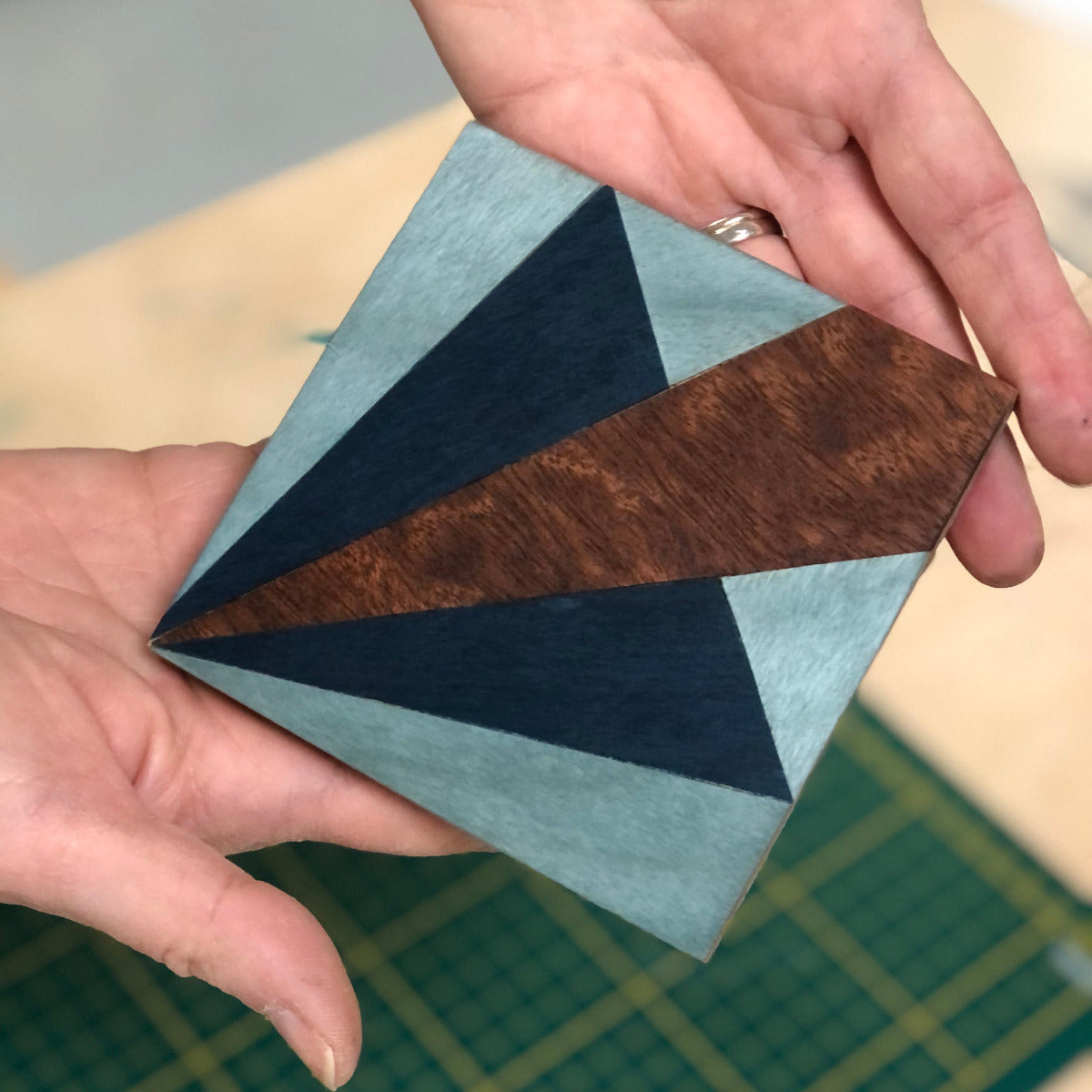 Création artisanale en marqueterie bois avec des teintes naturelles et épurées, réalisée pendant l’atelier dessous de verre près de Nancy.