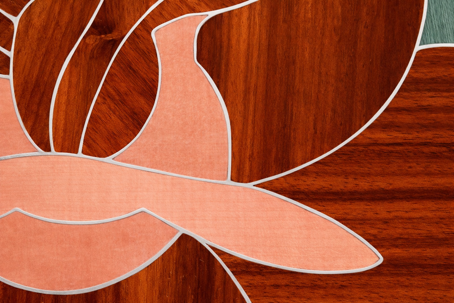 Détail de marqueterie cloisonnée bois et métal, composition contemporaine pensée pour le dialogue avec l’architecture