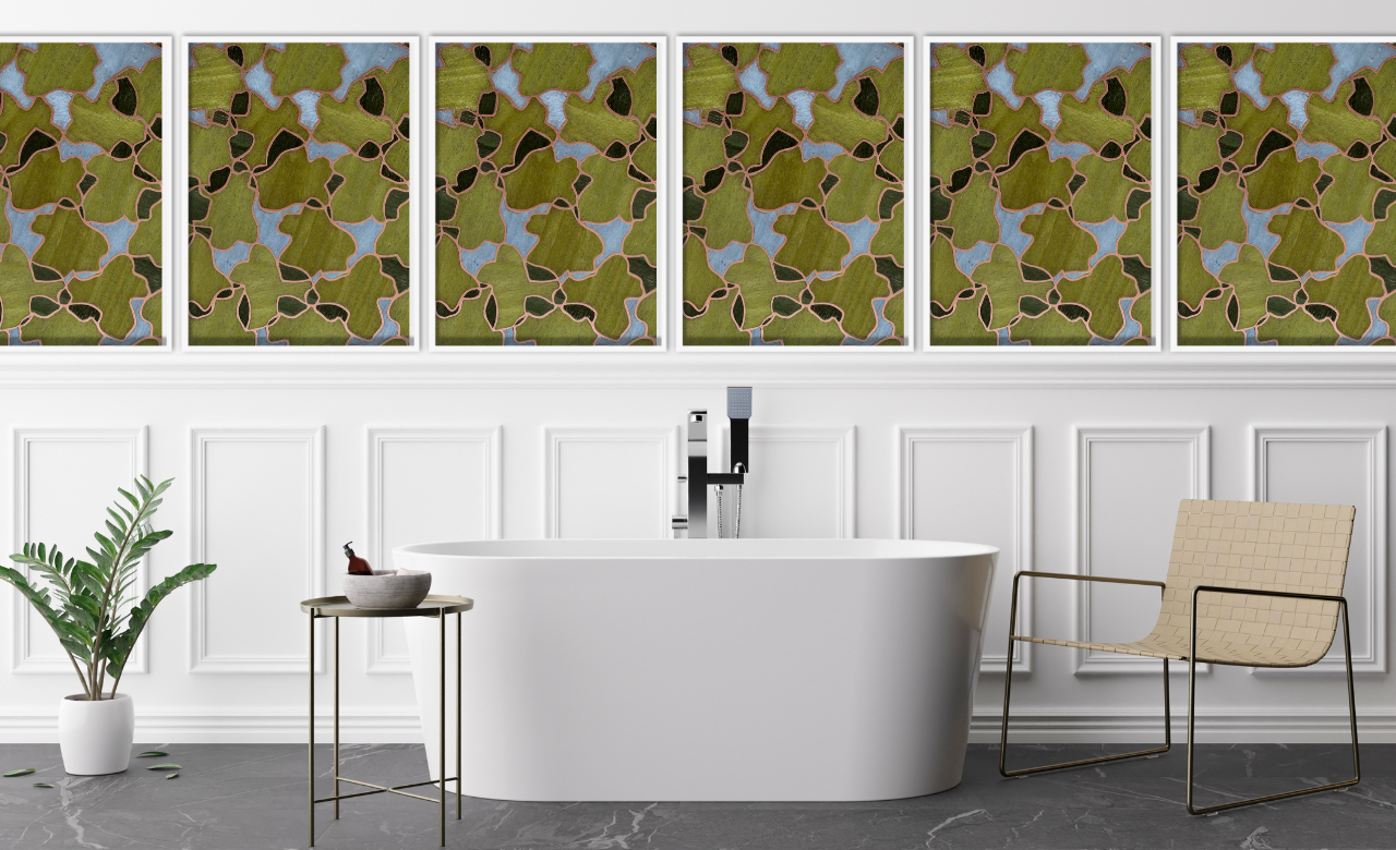 Salle de bain contemporaine avec une décoration murale composée de panneaux en marqueterie cloisonnée. Les motifs en bois, cuivre et teintes vertes ajoutent une touche raffinée et naturelle à l'intérieur. Exemple de projet sur-mesure réalisé en marqueterie cloisonnée pour une ambiance haut de gamme.