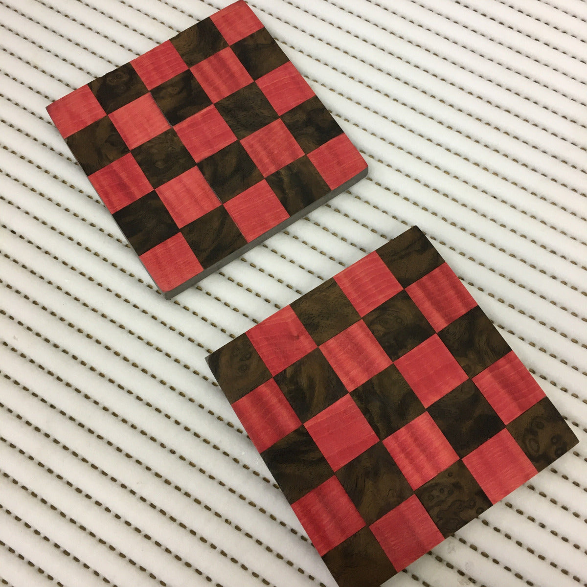 Dessous de verre damier en bois rouge et noir, conçu pendant un atelier de marqueterie à Atelier Nathalie Melon.