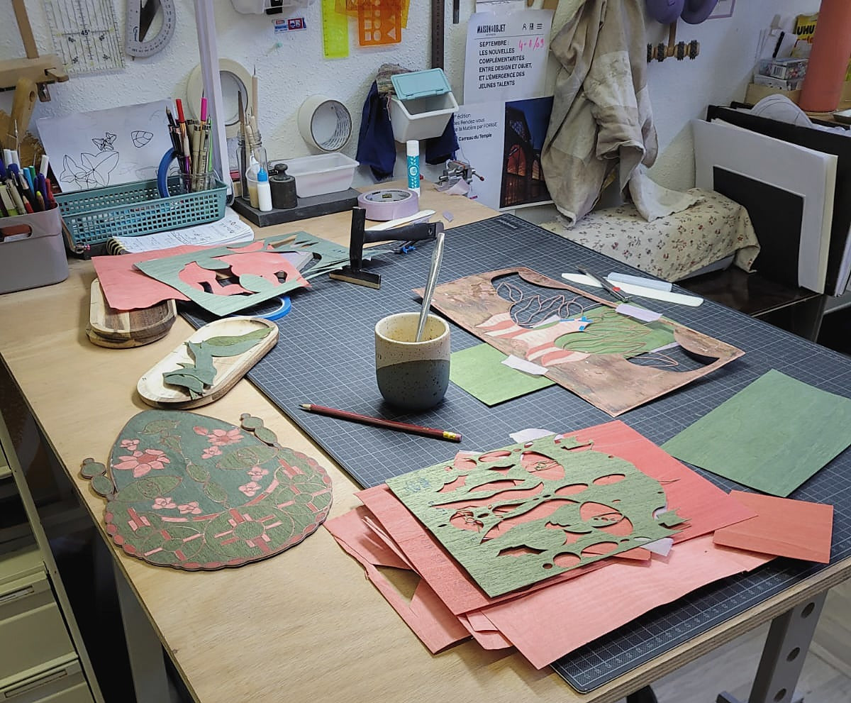 Espace de travail de l’Atelier Nathalie Melon, préparation de motifs en marqueterie cloisonnée bois et métal