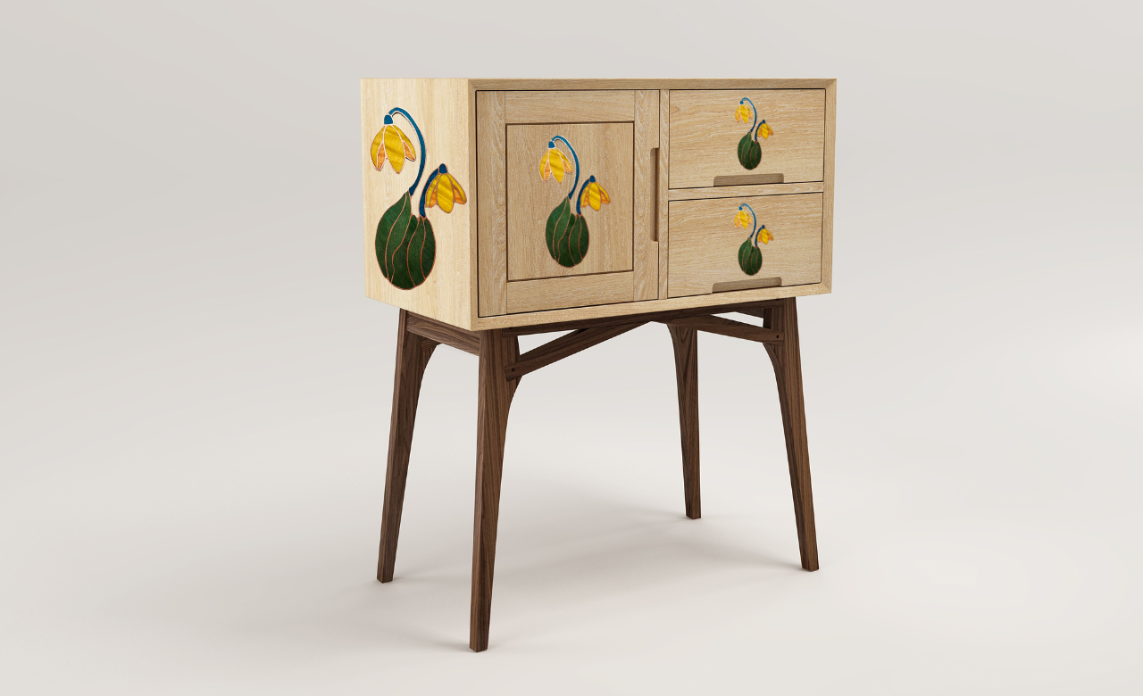 Console en chêne décoré de motifs floraux en marqueterie cloisonnée, intégrant des incrustations colorées de bois teinté et métal. Exemple d’habillage décoratif sur-mesure pour sublimer des meubles et objets avec un design artisanal unique, parfait pour des intérieurs élégants et personnalisés.