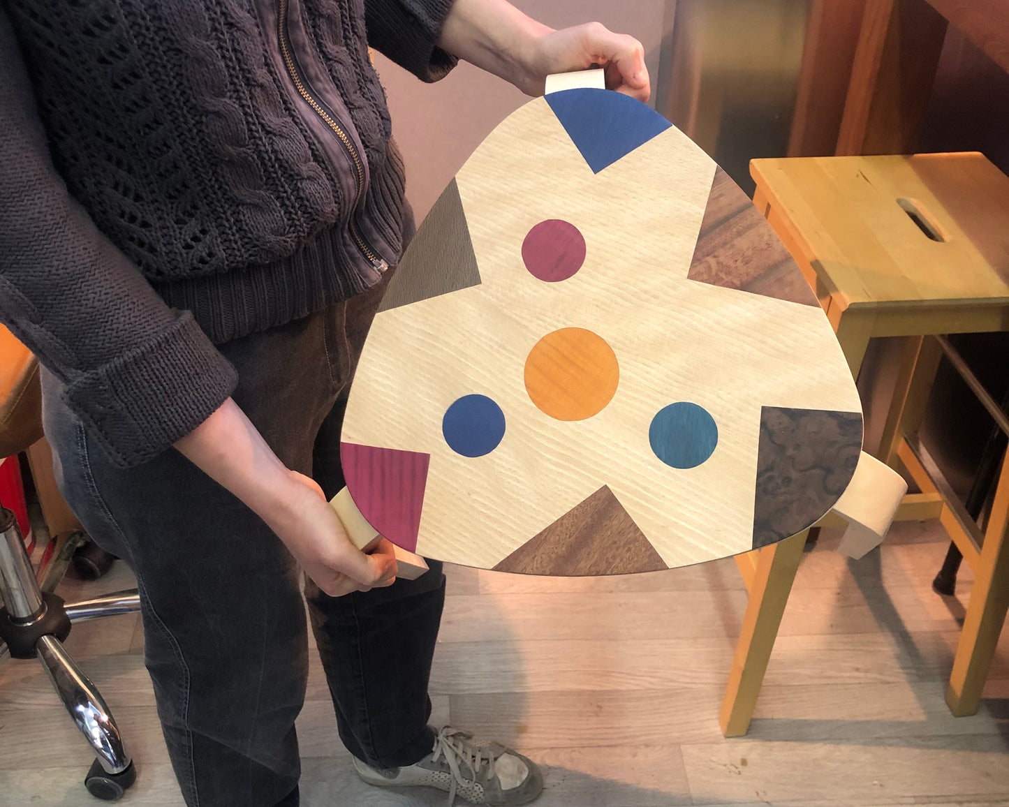 Décorez votre tabouret en marqueterie contemporaine