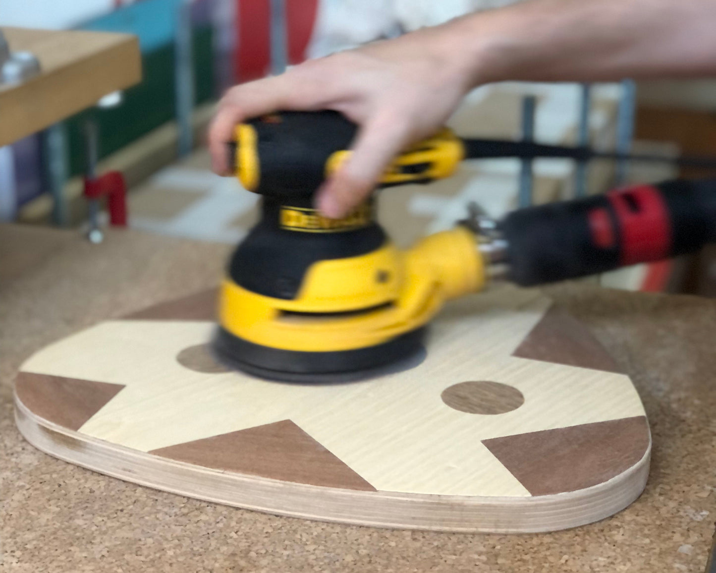 Décorez votre tabouret en marqueterie contemporaine