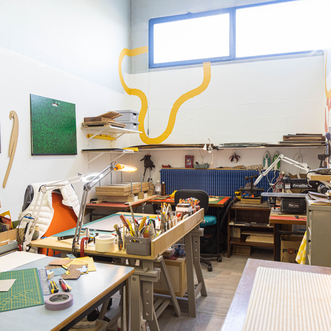 Que visiter et que faire à Nancy quand on est un passionné de l'Art Nouveau ? Stages, cours et formations au travail de la marqueterie pour adultes. Art Emblématique de l’École de Nancy.Tous niveaux à Nancy, Lorraine, Grand Est. L'atelier est situé à Jarville-la-Malgrange, à proximité de Nancy et non loin du musée de l’École de Nancy. 