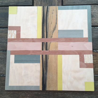 Composition abstraite en marqueterie de bois aux teintes bleues, brunes et naturelles réalisée lors d’un stage à l’Atelier Nathalie Melon à Nancy.