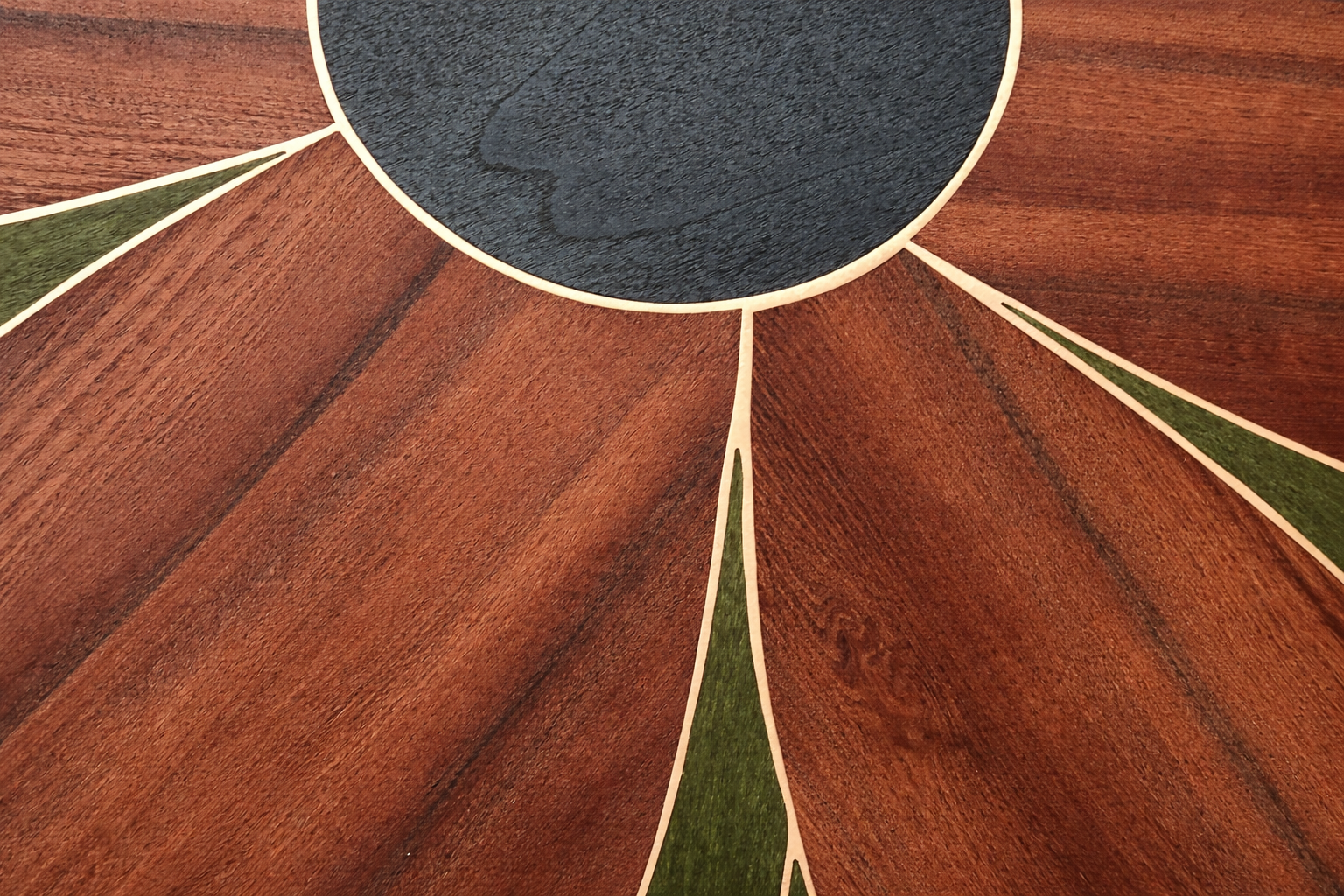 Détail de marqueterie cloisonnée en bois et métal réalisée à la main par Atelier Nathalie Melon