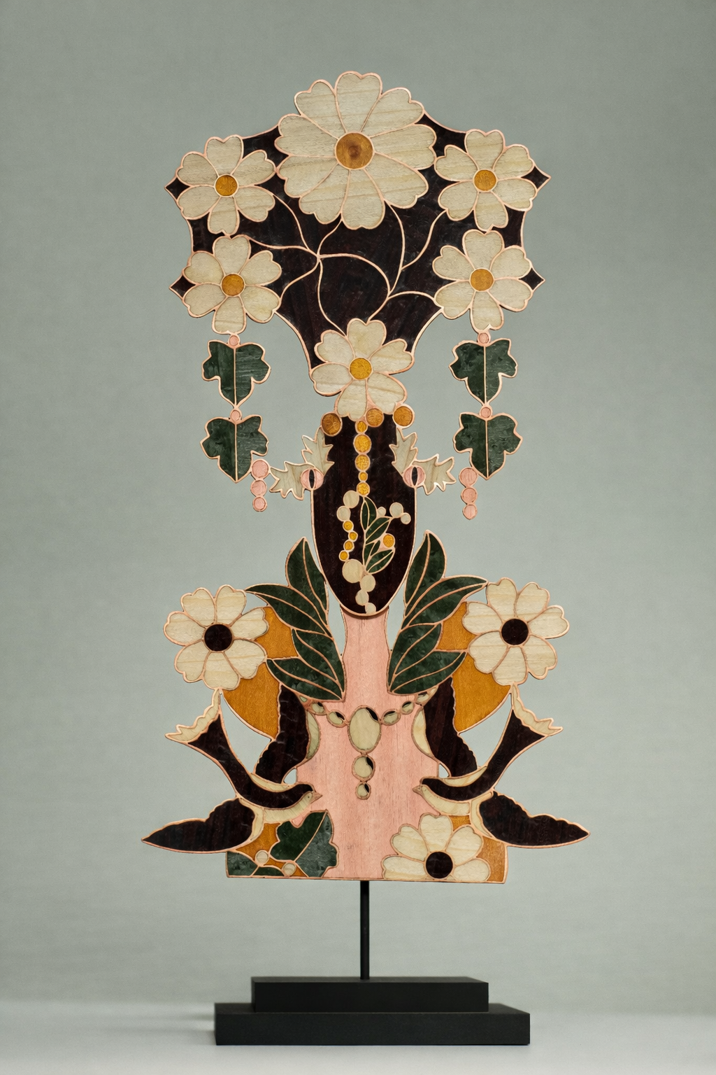 Masque décoratif en marqueterie cloisonnée bois et métal, création artisanale en édition limitée