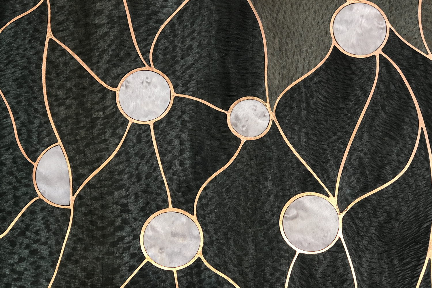 Motif en marqueterie cloisonnée bois et métal, détail d’un projet décoratif sur mesure