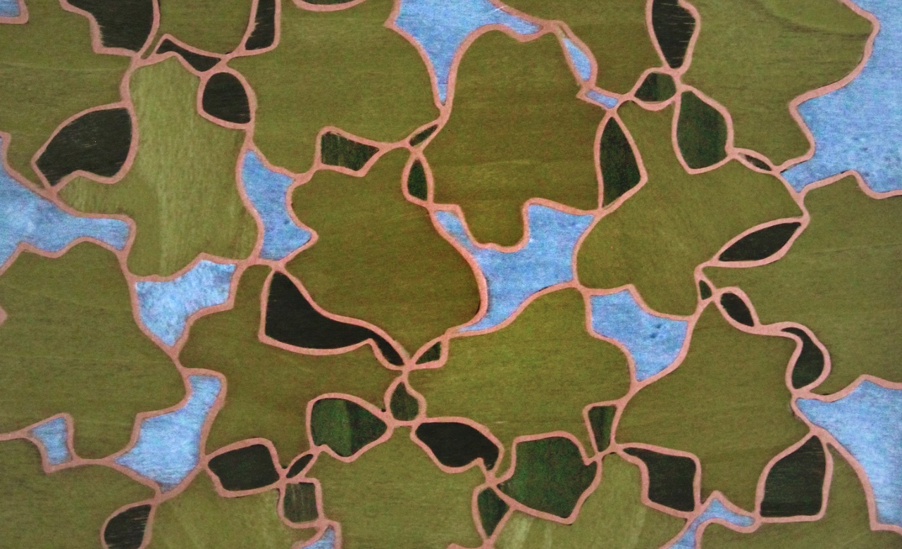 Échantillon en marqueterie cloisonnée avec des motifs organiques en bois teinté vert et bleu, soulignés par des lignes de cuivre. Idéal pour une décoration intérieure élégante et personnalisée.