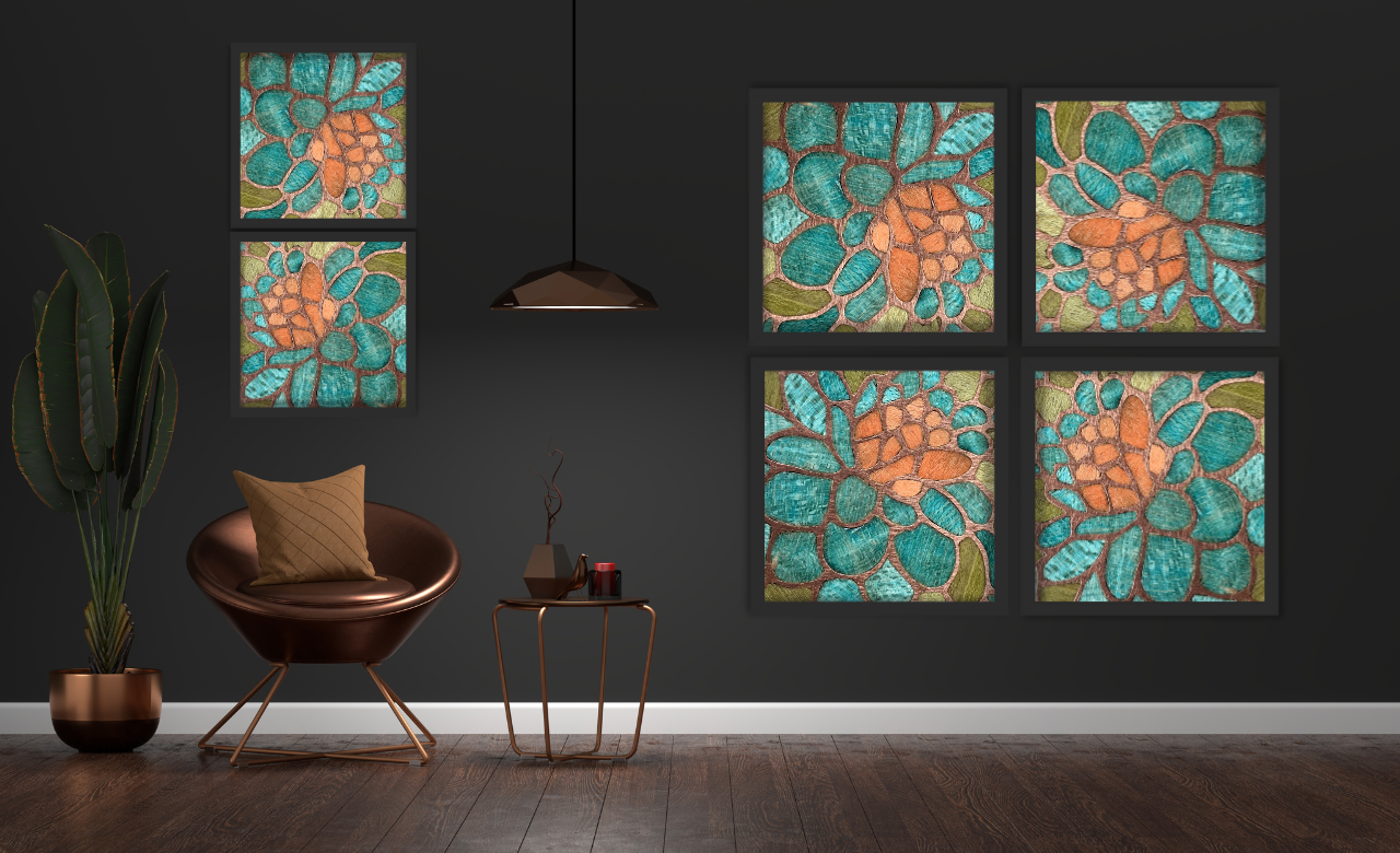 Quatre panneaux muraux en marqueterie cloisonnée présentant des motifs floraux aux teintes turquoise, cuivre et vert, exposés dans un intérieur moderne avec un fauteuil cuivré, un mur sombre, et une table minimaliste. Une composition qui illustre le raffinement et la personnalisation d’un projet sur mesure.