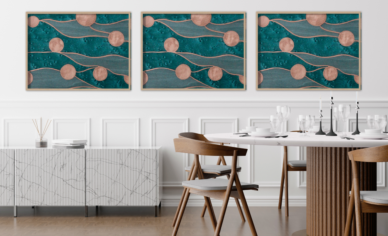 Panneaux décoratifs sur mesure façonnés à la main en marqueterie cloisonnée associant bois et cuivre sur fond bleu texturé, conçu pour un intérieur moderne et élégant, avec des lignes ondulées et des motifs circulaires. Atelier Nathalie Melon