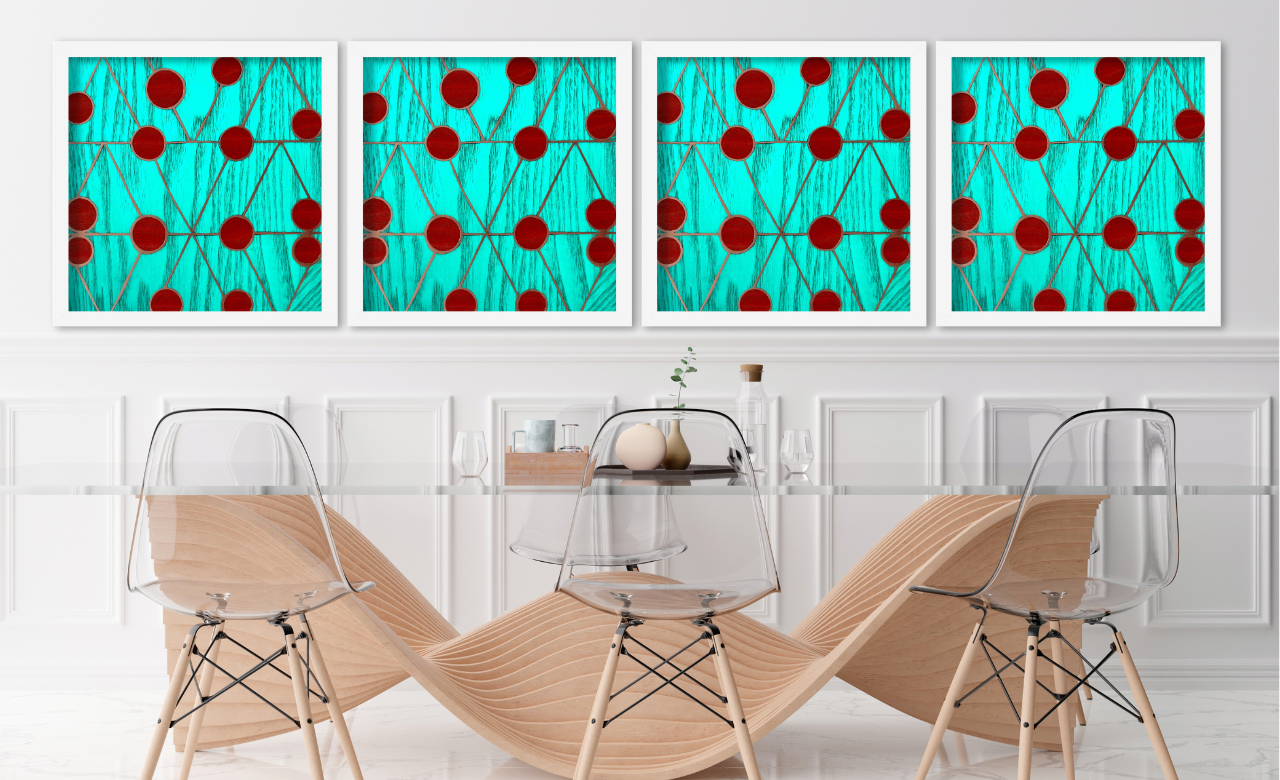 Quatre panneaux décoratifs en marqueterie cloisonnée associant le cuivre rouge à des motifs géométriques sur un fond turquoise lumineux, encadrés en blanc et exposés dans une salle à manger contemporaine au design épuré avec des chaises transparentes et une table en verre.