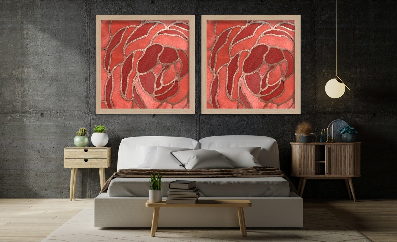 Deux panneaux muraux en marqueterie cloisonnée avec des motifs floraux abstraits en bois et métal, encadrés de chêne clair et intégrés dans une chambre à la décoration moderne. Idéal pour personnaliser et sublimer les intérieurs haut de gamme.