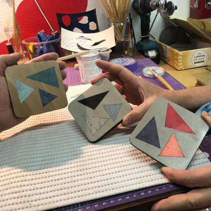 Réalisation artisanale en marqueterie bois avec des teintes naturelles et épurées, réalisée pendant l’atelier dessous de verre près de Nancy-Atelier Nathalie Melon
