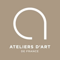 Logo des Ateliers d’Art de France, illustrant la reconnaissance officielle du savoir-faire artisanal de d'Atelier Nathalie Melon, installé à Nancy et son engagement pour l’excellence et la création française.