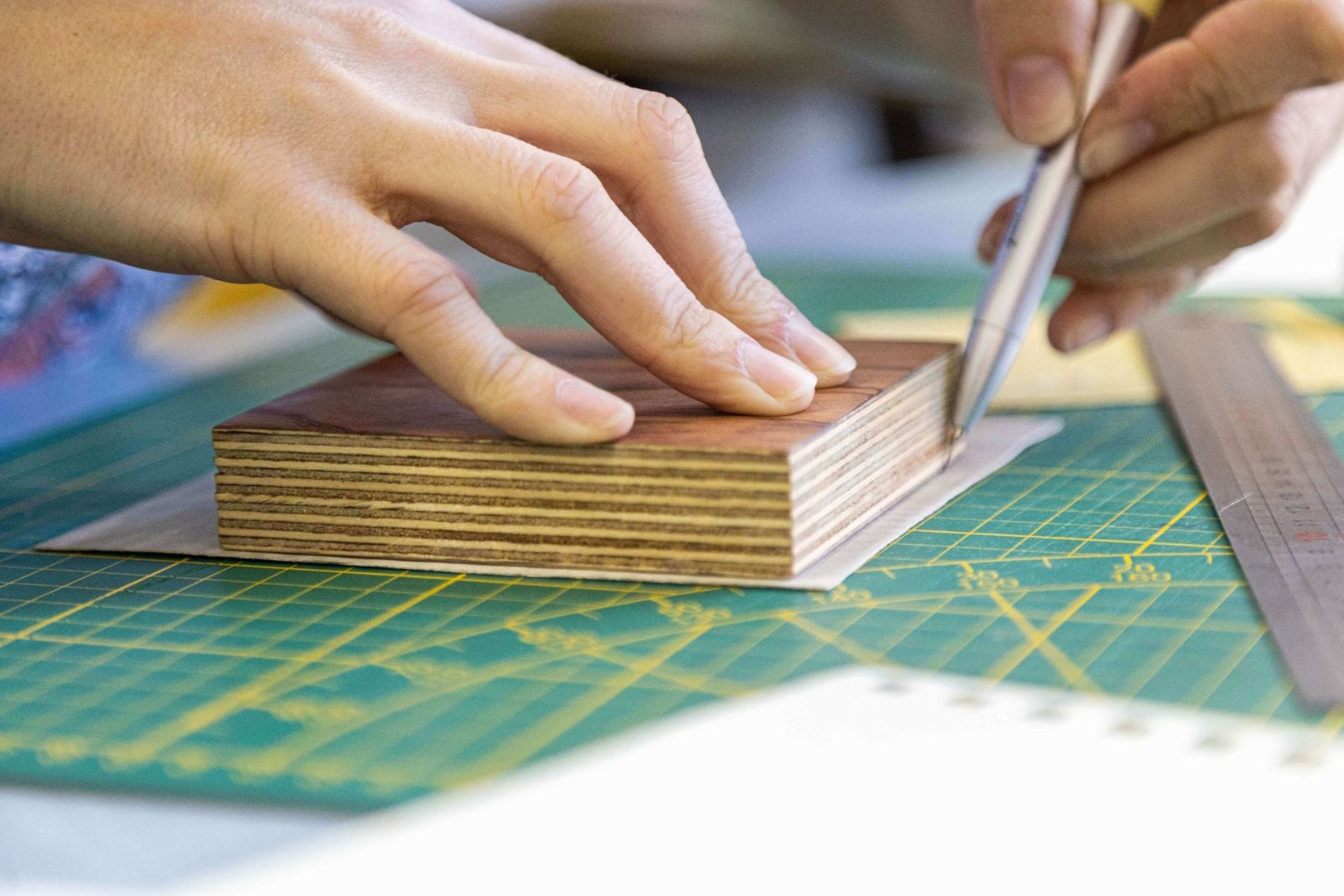 Apprentissage de la marqueterie bois à la main lors d’un stage à l’atelier Nathalie Melon