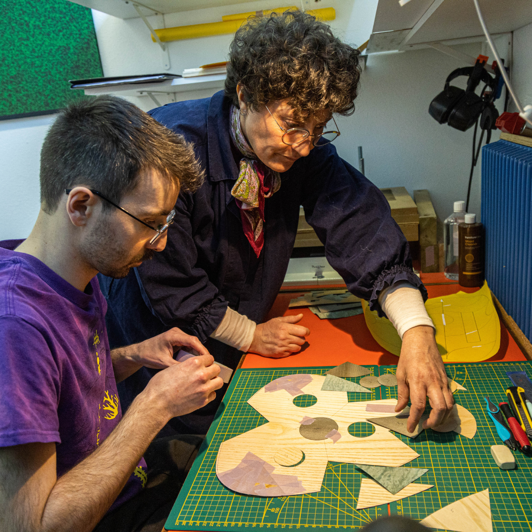 Participant accompagné dans la réalisation de son projet personnel en marqueterie