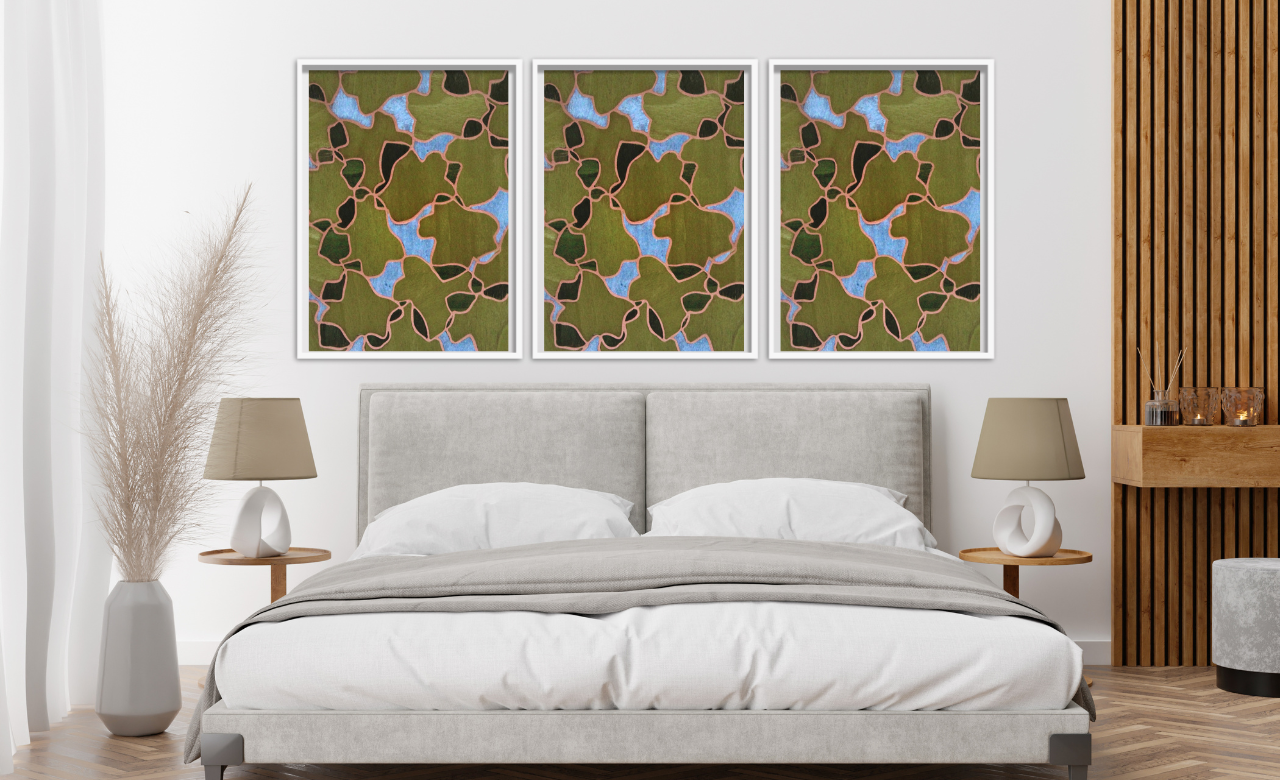 Tête de lit composée d'un triptyque  en marqueterie cloisonnée, aux teintes vertes et bleues, installé dans une chambre moderne et apaisante avec une décoration minimaliste et raffinée.