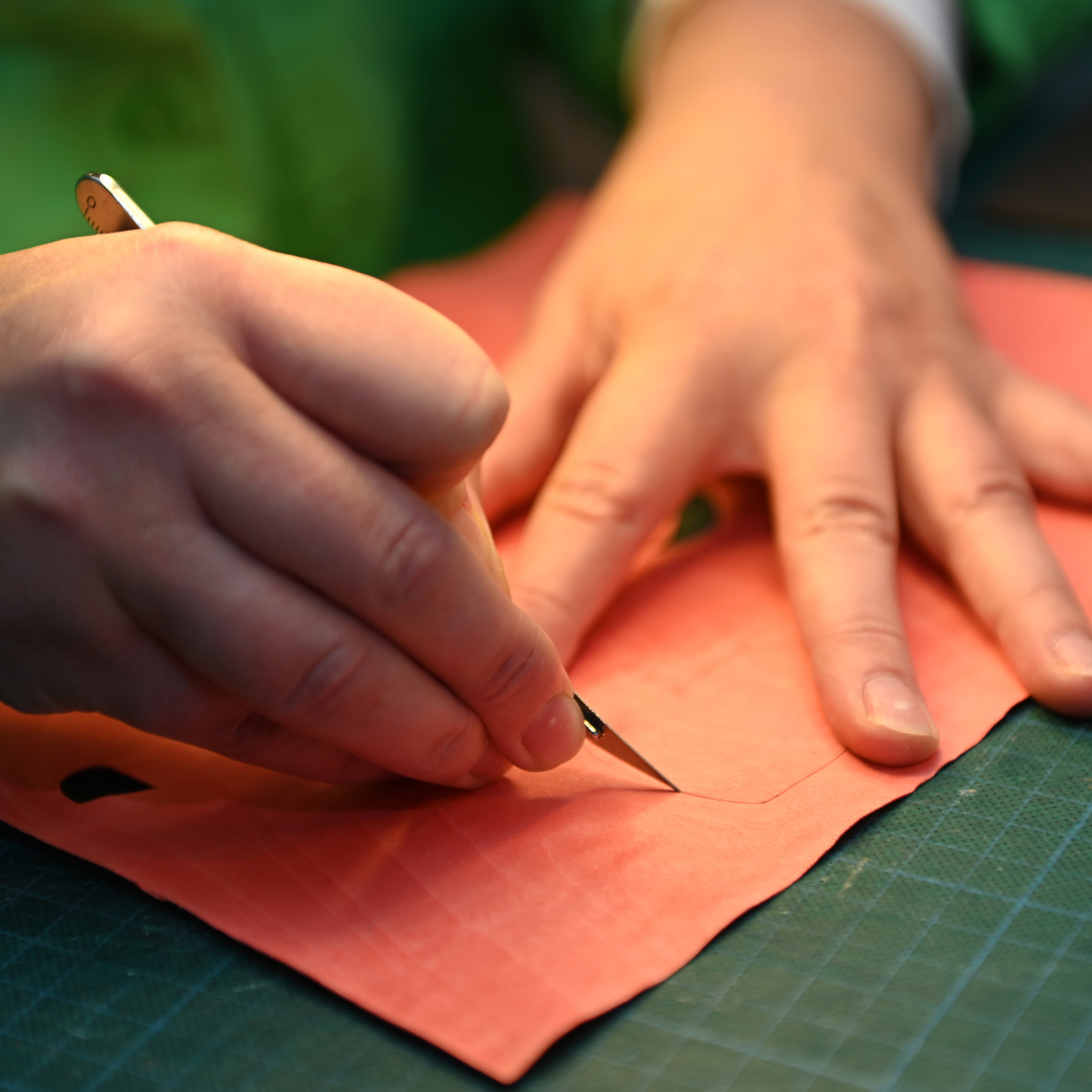 Découpes au scalpel du placage de bois pour la réalisation de décors en marqueterie cloisonnée