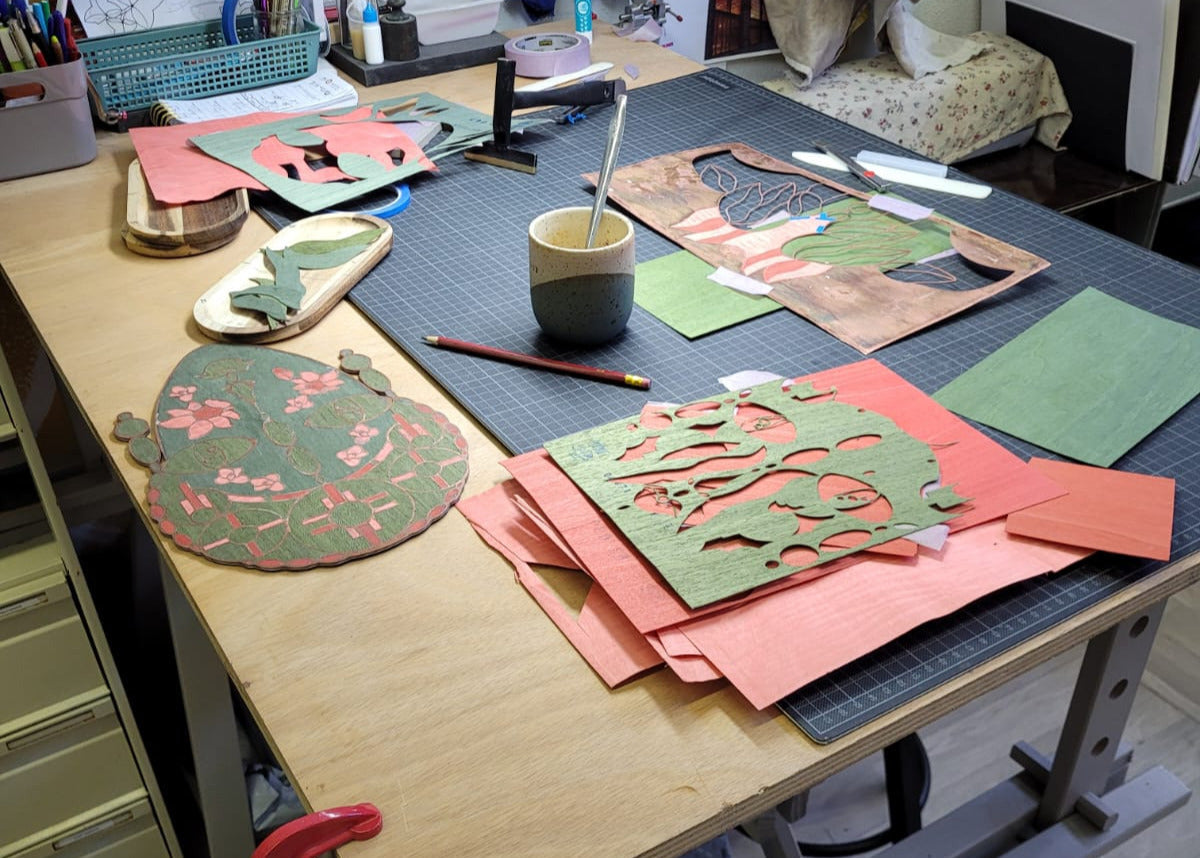 Apprendre la marqueterie bois avec vos mains. Vivez l’expérience de l’artisanat d’art
Vue d’un atelier de marqueterie en activité avec outils, placages colorés et pièces en cours de création – Atelier Nathalie Melon