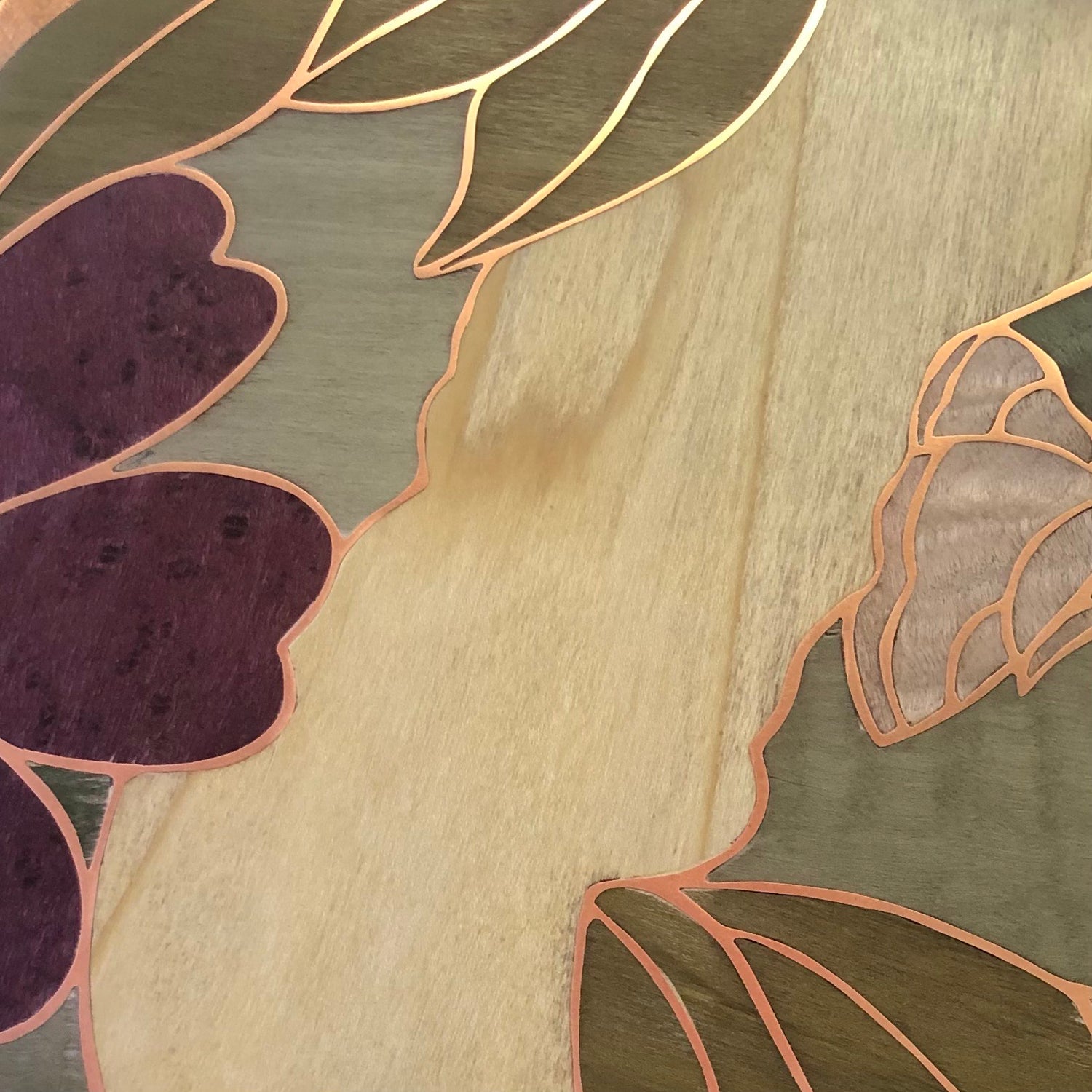 Détail de marqueterie cloisonnée bois et métal façonnée à la main