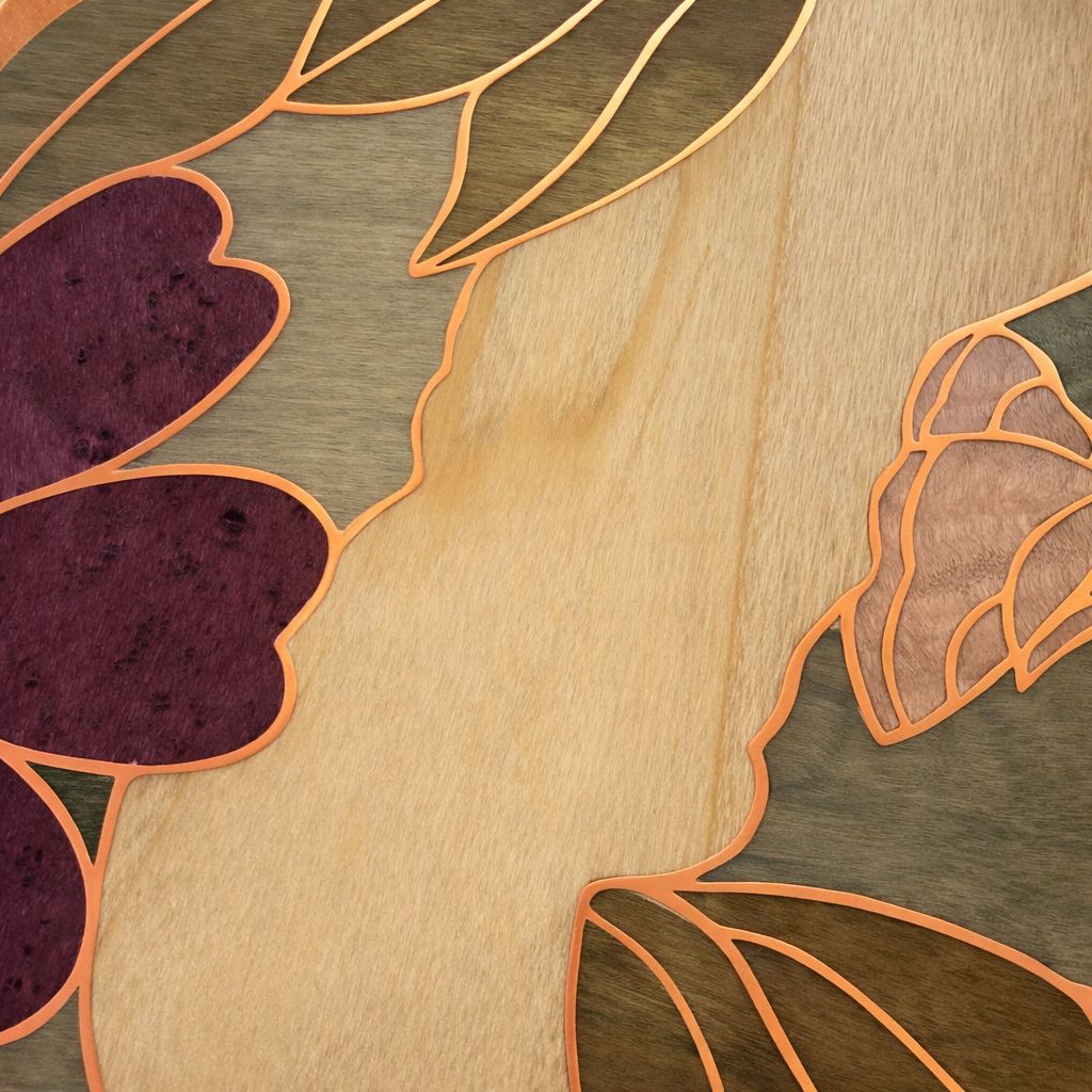 Détail de marqueterie cloisonnée bois et métal façonnée à la main