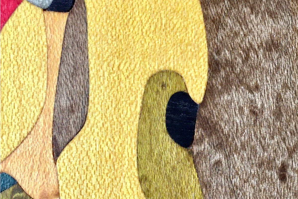 Détail d’une composition colorée en marqueterie bois réalisée dans le cadre du stage projet personnel à l’Atelier Nathalie Melon.