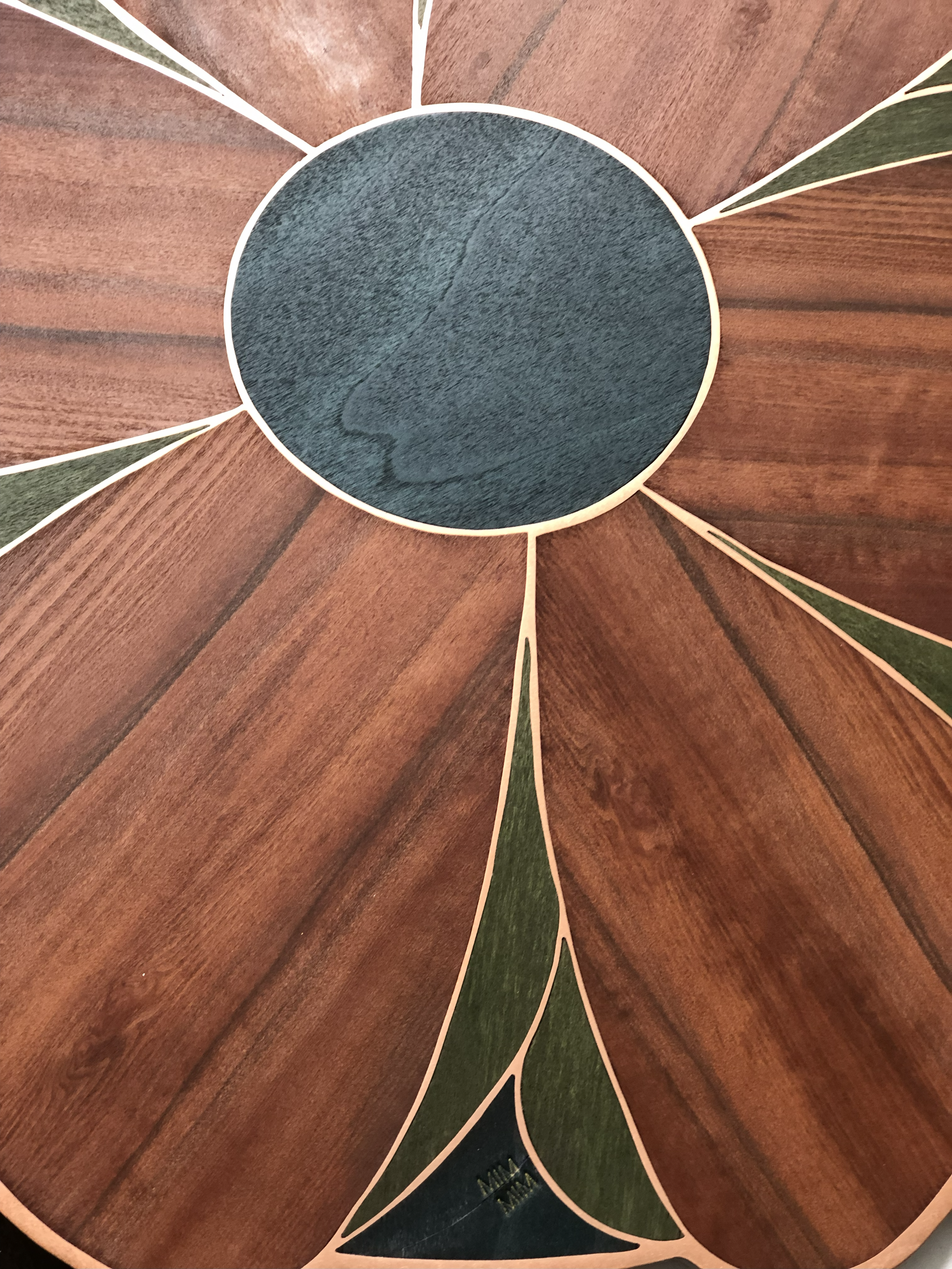 Décors en marqueterie cloisonnée bois et métal réalisé à la main par Atelier Nathalie Melon, motif floral contemporain.