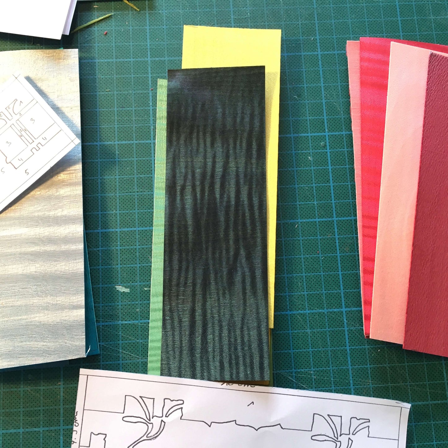 Placages de bois colorés préparés pour une création sur-mesure lors du stage personnalisé en marqueterie bois