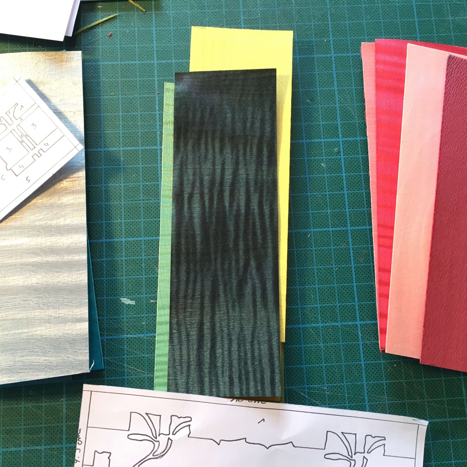 Placages de bois colorés préparés pour une création sur-mesure lors du stage personnalisé en marqueterie bois