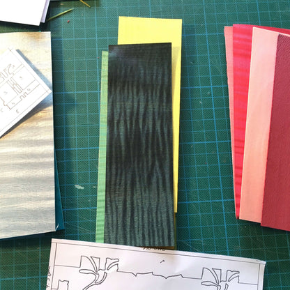 Placages de bois colorés préparés pour une création sur-mesure lors du stage personnalisé en marqueterie bois