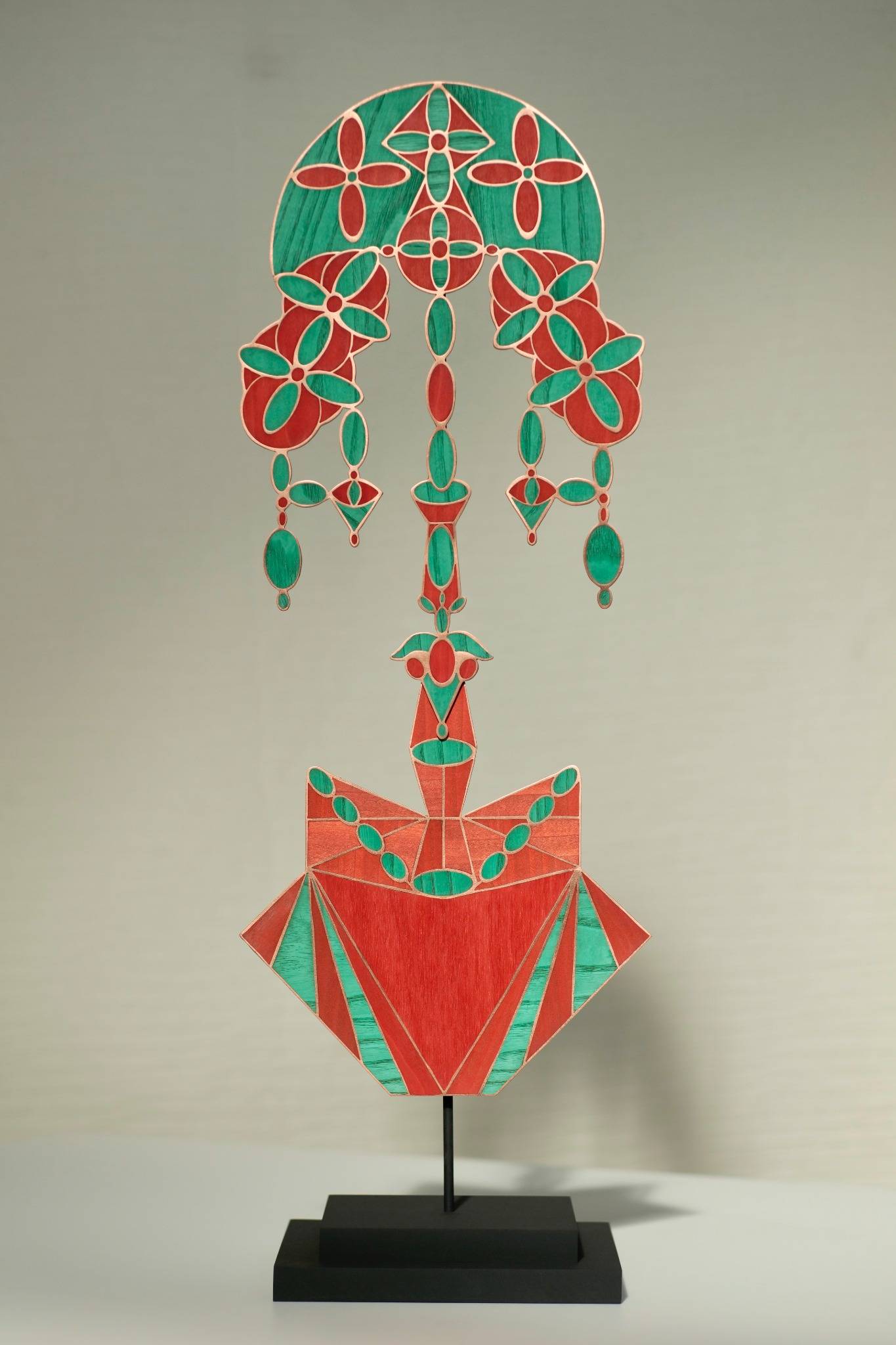 Masque « Battements » en marqueterie cloisonnée bois et métal, sculpture contemporaine à poser signée Atelier Nathalie Melon.