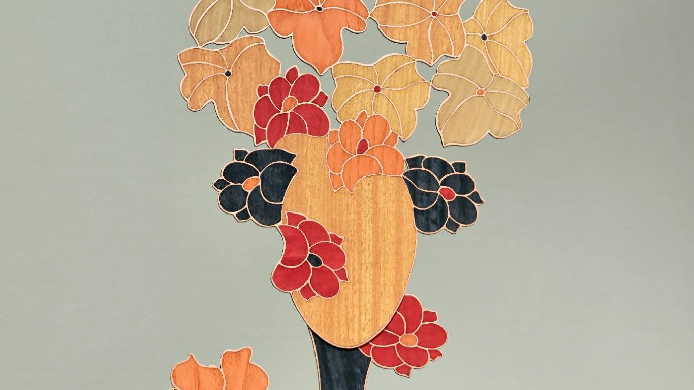 Masque contemporain sur socle en marqueterie cloisonnée de bois et cuivre, pièce d’art signée Atelier Nathalie Melon.