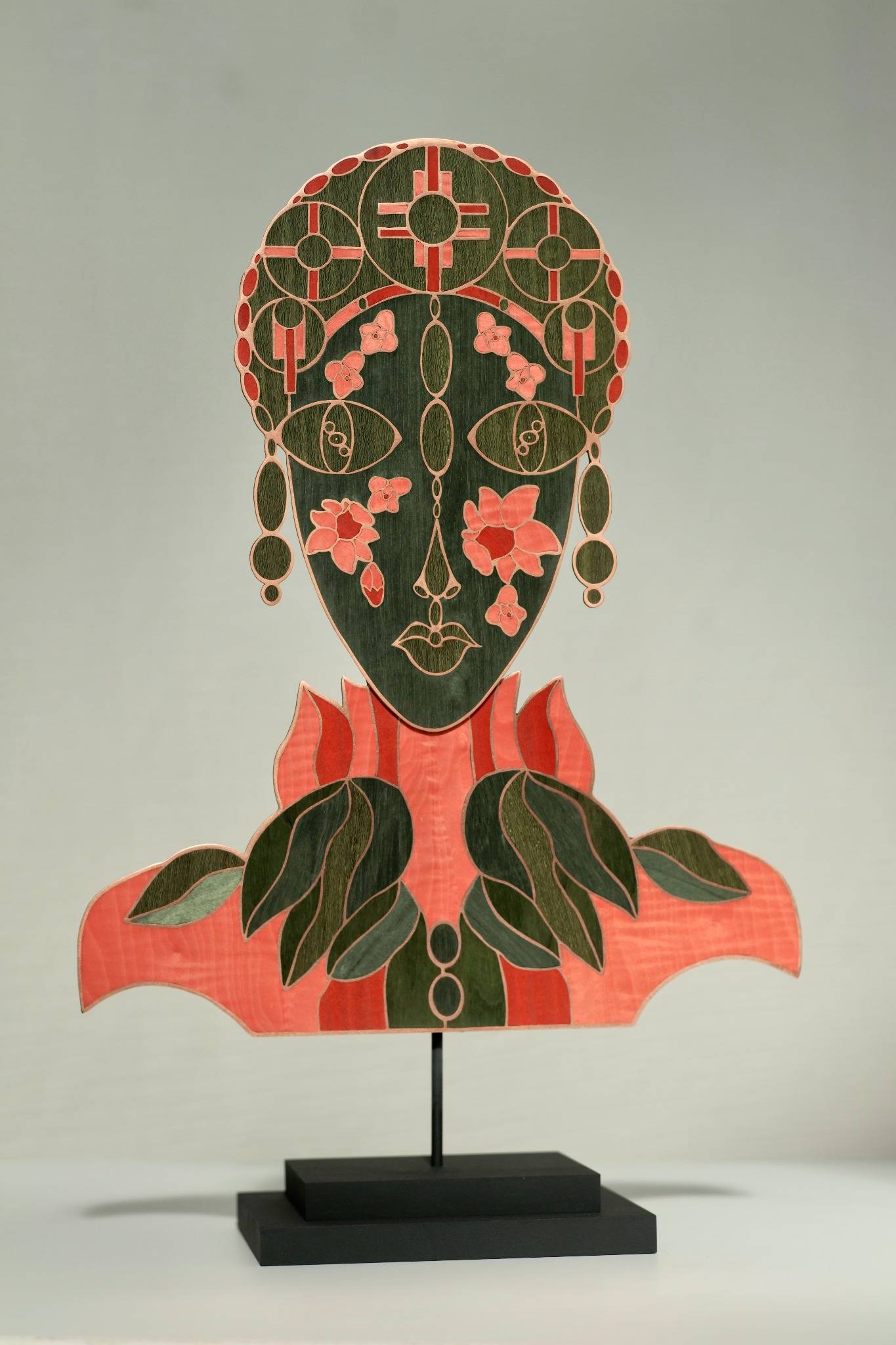 Masque décoratif « Frondaison » en marqueterie cloisonnée bois et métal, création unique à poser de l’Atelier Nathalie Melon.