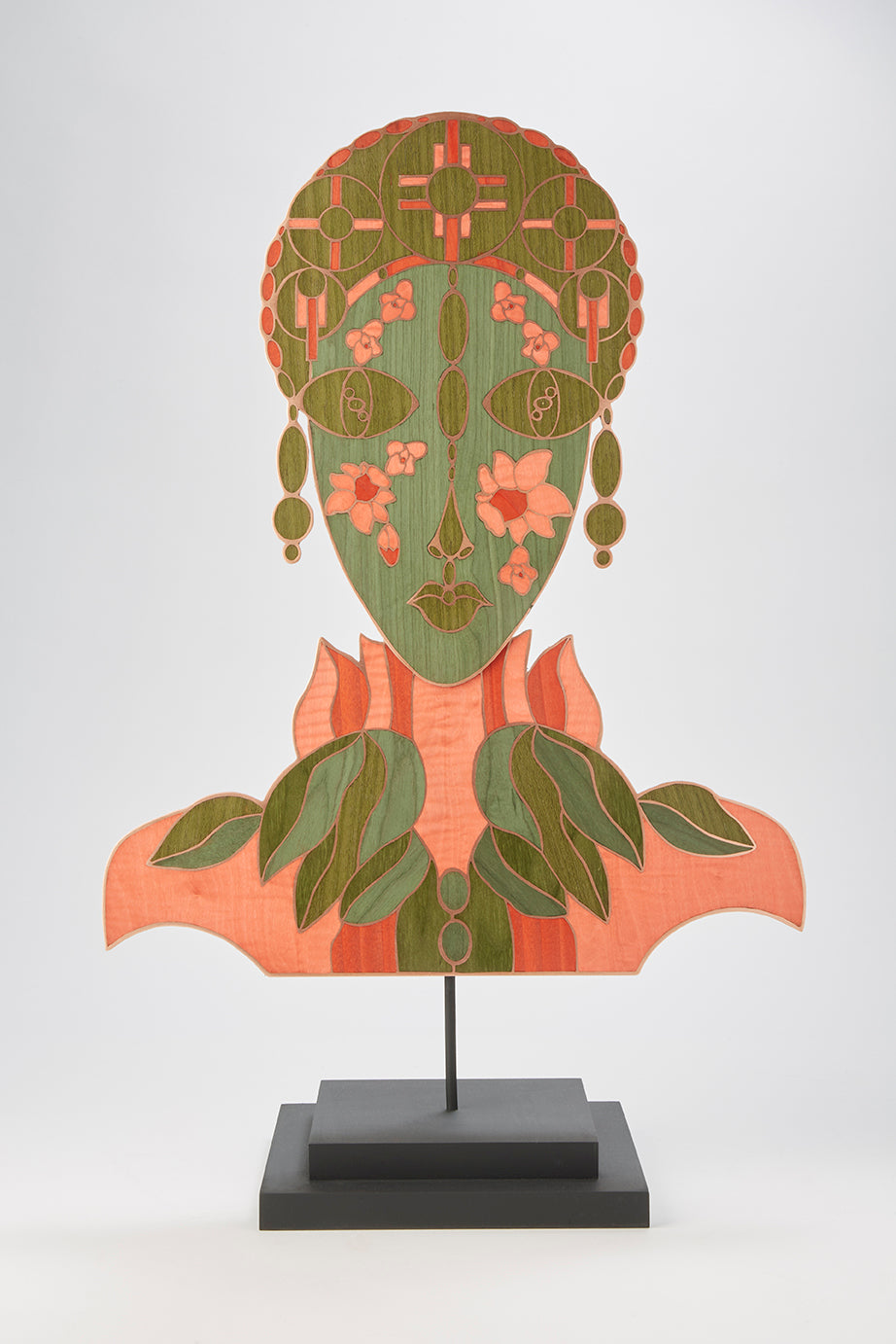 Masque en marqueterie cloisonnée bois et métal sur socle – création Atelier Nathalie Melon