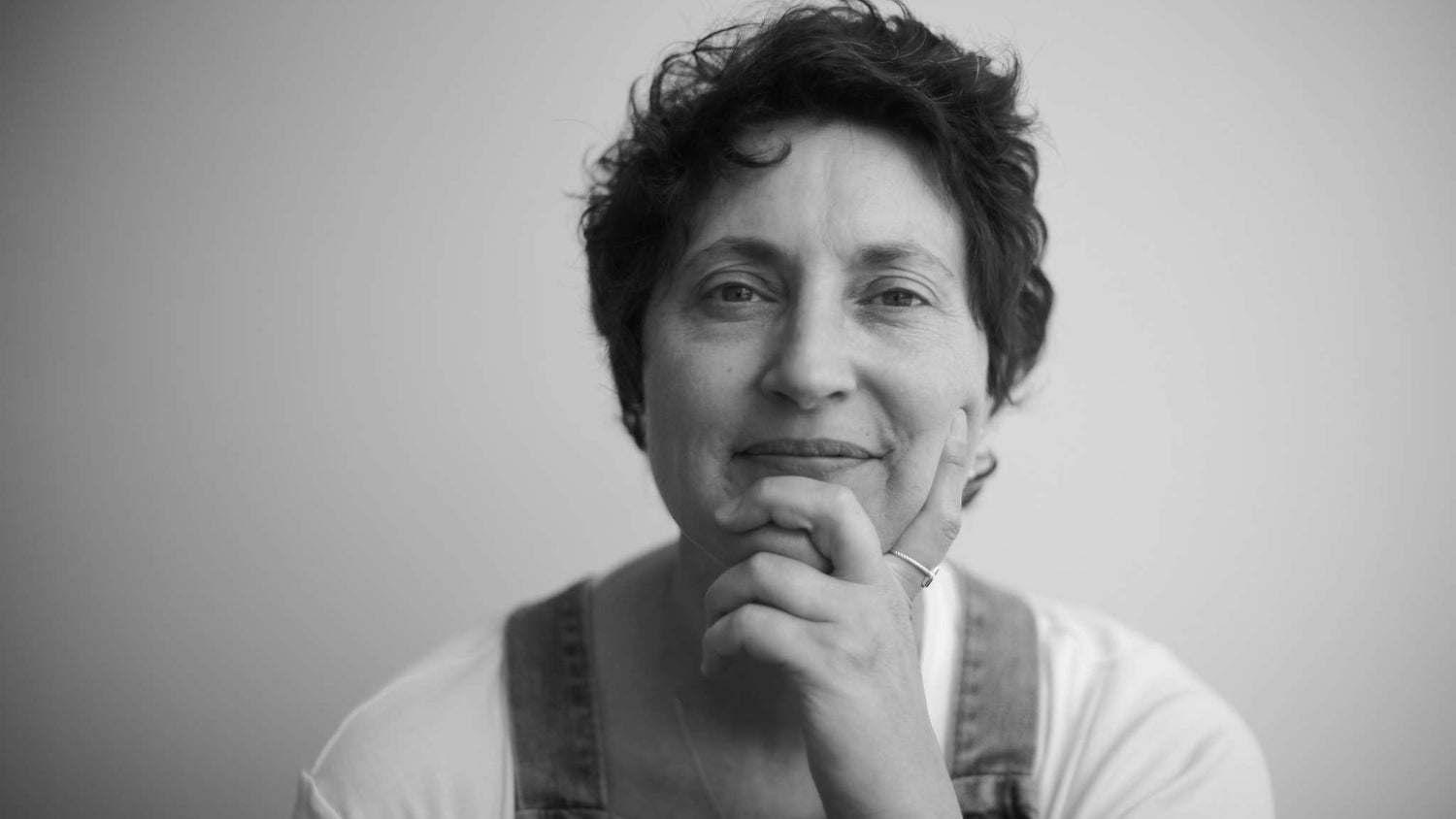 Portrait de Nathalie Melon, artisane d’art spécialisée en marqueterie cloisonnée bois et métal, dans son atelier à Nancy.