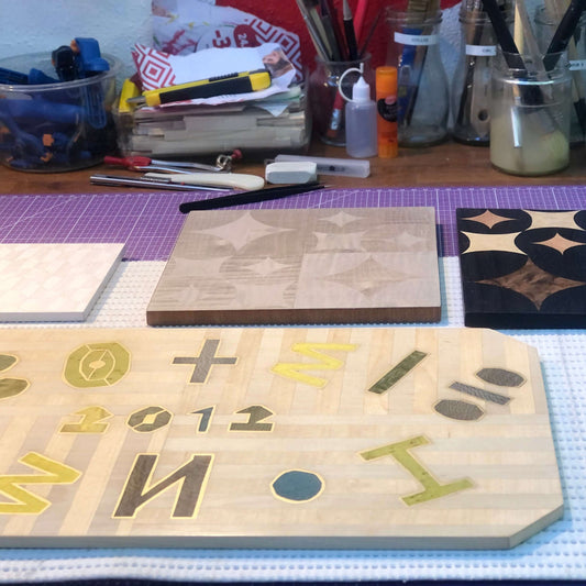 Panneaux décoratifs réalisés en marqueterie bois dans le cadre d’un stage à l’Atelier Nathalie Melon.