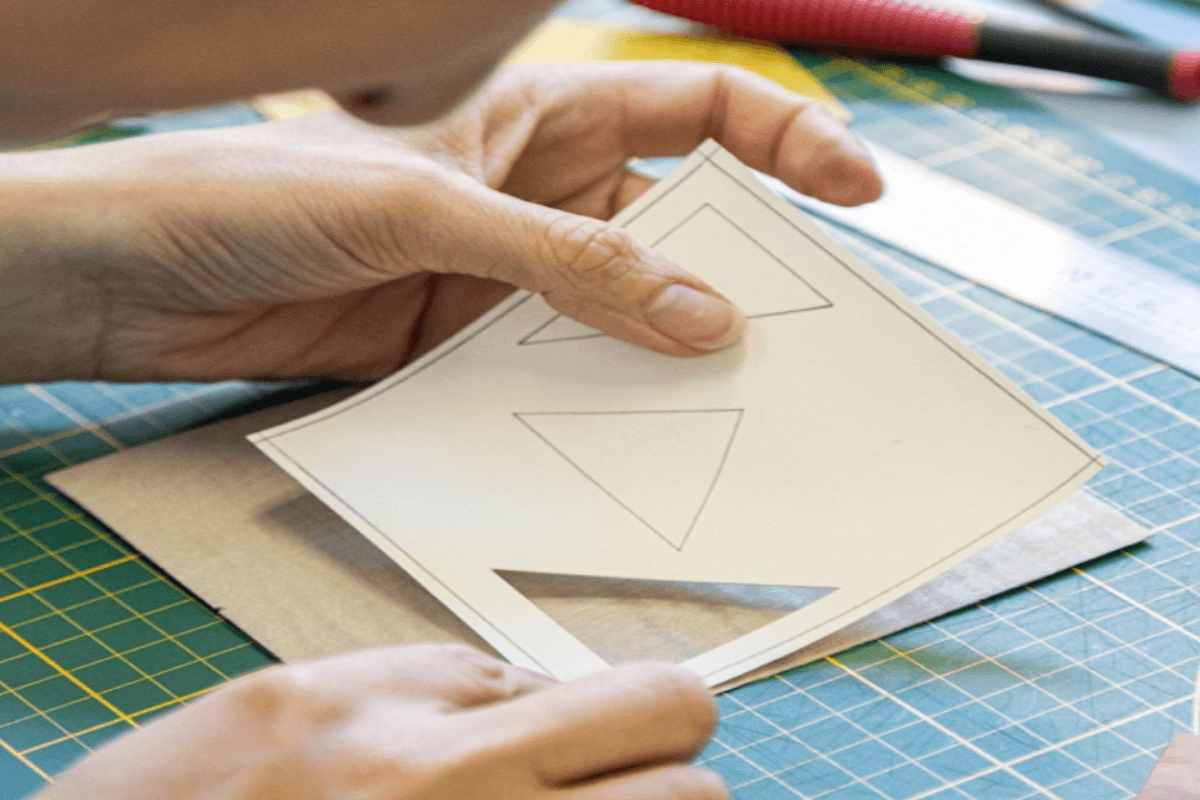 Préparation du gabarit pour découper au scalpel l'élément de bois qui compose la marqueterie des sous-verre