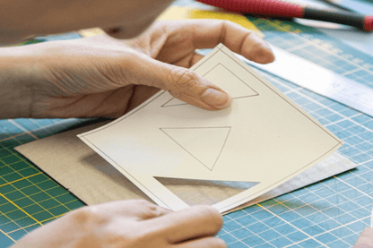 Préparation du gabarit pour découper au scalpel l'élément de bois qui compose la marqueterie des sous-verre