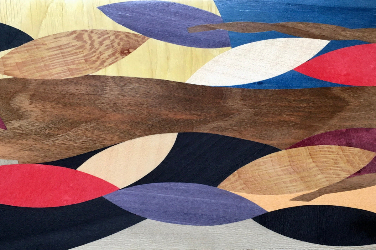 Composition abstraite colorée réalisée en marqueterie de bois lors d’un stage d’initiation à l’Atelier Nathalie Melon à Nancy.
